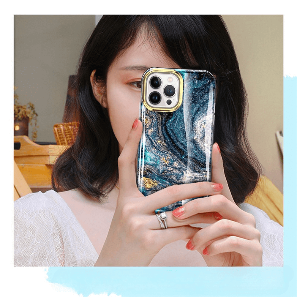 Eine Frau hält ein Telefon mit der Cover-Discount iPhone 14 Pro - Full Protection Schutzhülle in einem blau-goldenen Marmormuster, das ihr Gesicht teilweise verdeckt.