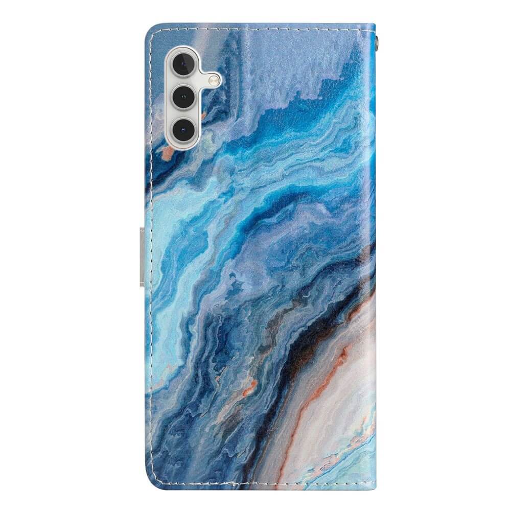 Schützen Sie Ihr Galaxy A36 5G mit der Cover-Discount Tasche Hülle mit Motiv im eleganten blauen Marmormuster mit weißen und braunen Wirbeln und bieten Sie Rundum-Schutz für Ihr Telefon.