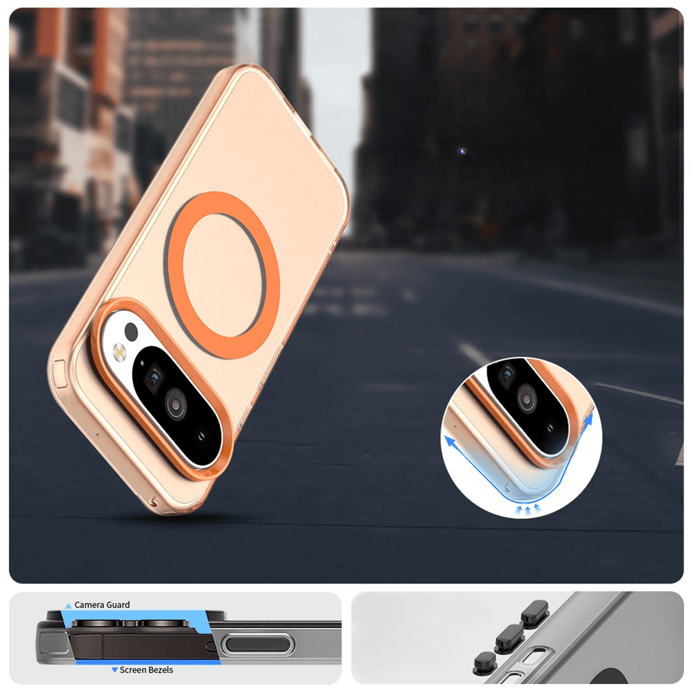 Goldfarbenes Smartphone mit orangefarbenem Kameraschutzring und schwarzen Seitentastenabdeckungen vor urbanem Hintergrund.