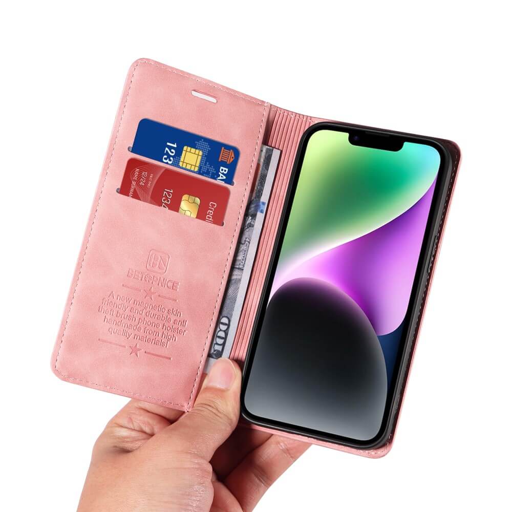 Eine Hand hält das Cover-Discount Sony Xperia 1 VII Vintage Flip Case mit Brieftaschenfunktion und zeigt Karten und ein Smartphone im Inneren für zusätzlichen Stil und Schutz.