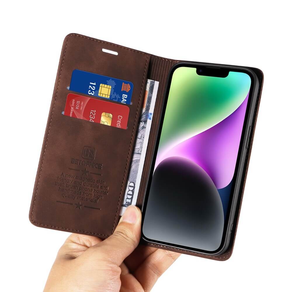 Eine Hand hält das Cover-Discount Sony Xperia 1 VII – Vintage Flip Case mit einer sicheren Brieftaschenfunktion zum Aufbewahren von Karten, Bargeld und Ihrem Smartphone.
