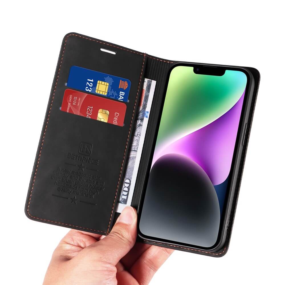 Eine Hand hält das Cover-Discount Sony Xperia 1 VII – Vintage Flip Case mit Brieftaschenfunktion zum Aufbewahren von Karten, Bargeld und Ihrem Smartphone.