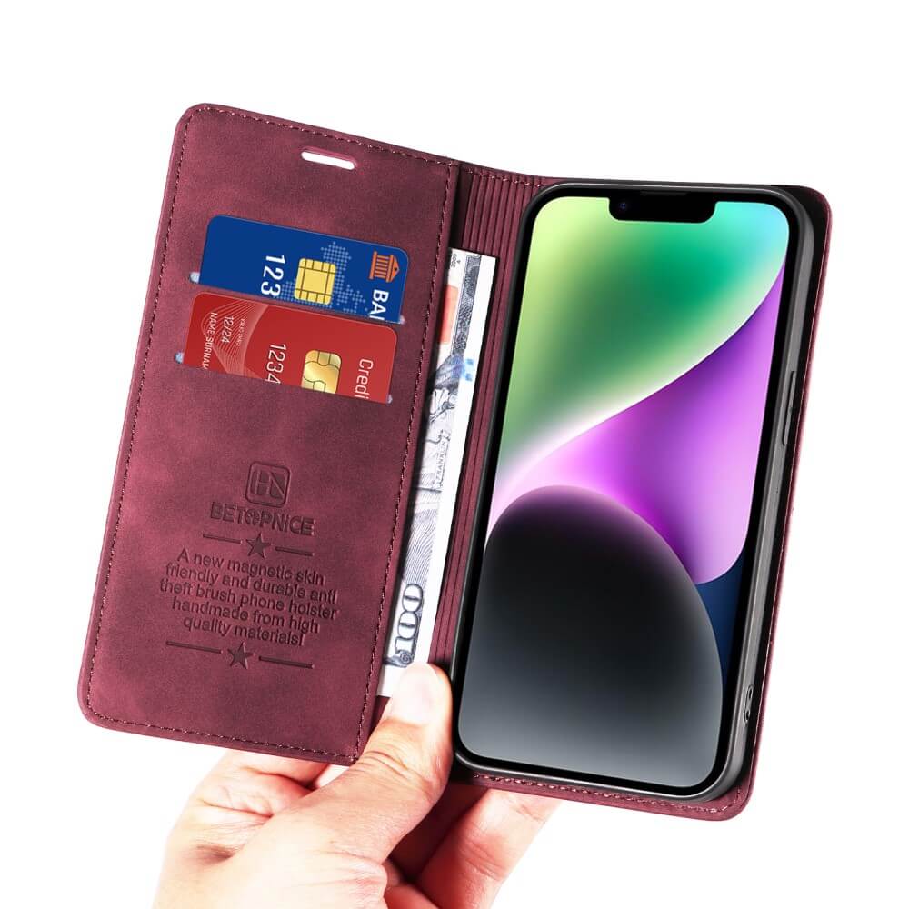 Eine Hand hält ein offenes Cover-Discount Sony Xperia 1 VII – Vintage Flip Case mit Brieftaschenfunktion, in dem Karten, Bargeld und ein Smartphone-Bildschirm sicher verstaut sind.