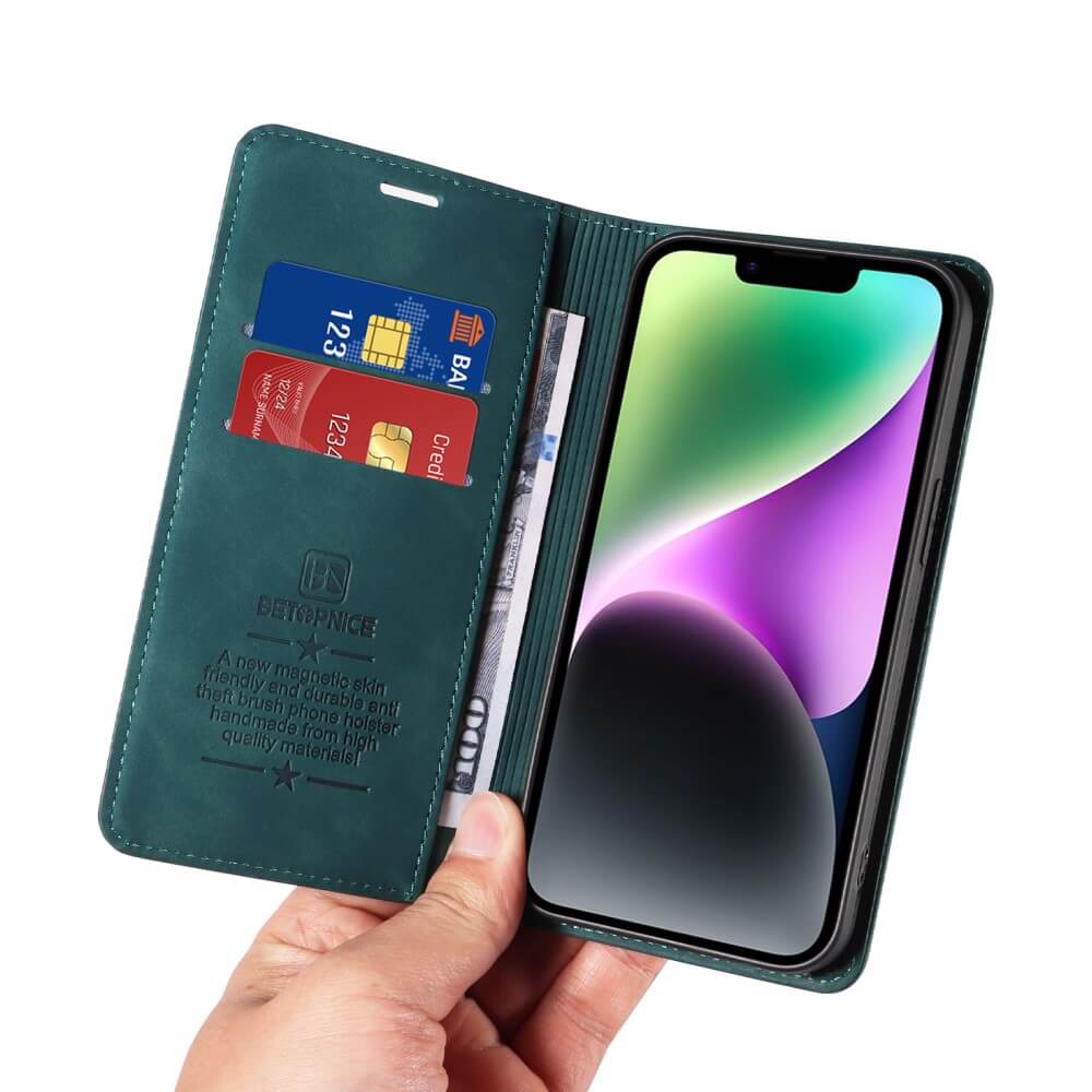 Eine Hand hält ein geöffnetes Cover-Discount Sony Xperia 1 VII – Vintage Flip Case mit Brieftaschenfunktion, in dem sich neben einem Smartphone zwei Kreditkarten und Bargeld befinden.