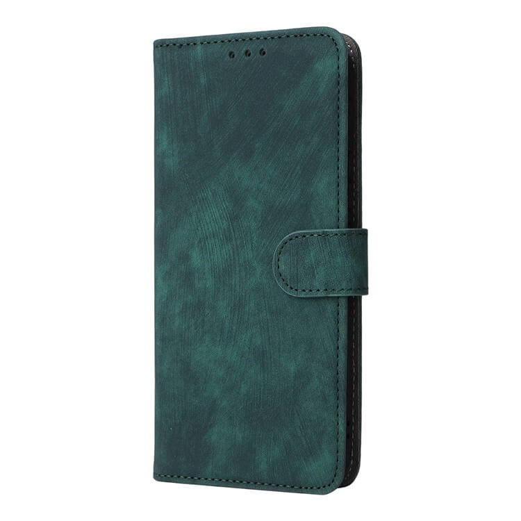 Cover-Discount CMF Phone 2 Pro - Ledertasche mit RFID Blocker in Dunkelgrün, mit Magnetverschluss, steht aufrecht vor weißem Hintergrund. Ideal passend für das CMF Phone 2 Pro.