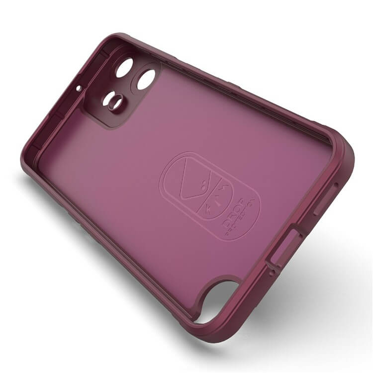 Die Cover-Discount CMF Phone 2 Pro - Rugged Protective Hülle in kastanienbraun verfügt über Kamera- und Tastenaussparungen, die von der Rückseite aus gesehen schräg sind. Diese Hülle bietet maximalen Schutz für Ihr Gerät.