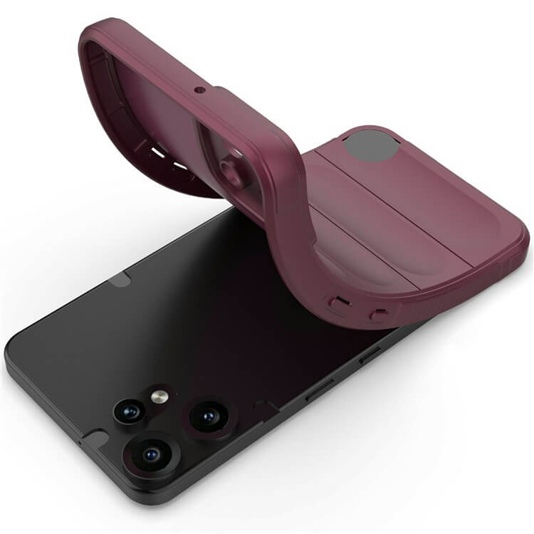 Ein kastanienbraunes und schwarzes faltbares Smartphone, teilweise geöffnet auf einer weißen Oberfläche, ist sicher in der Cover-Discount CMF Phone 2 Pro - Rugged Protective Hülle für hervorragenden Schutz eingeschlossen.