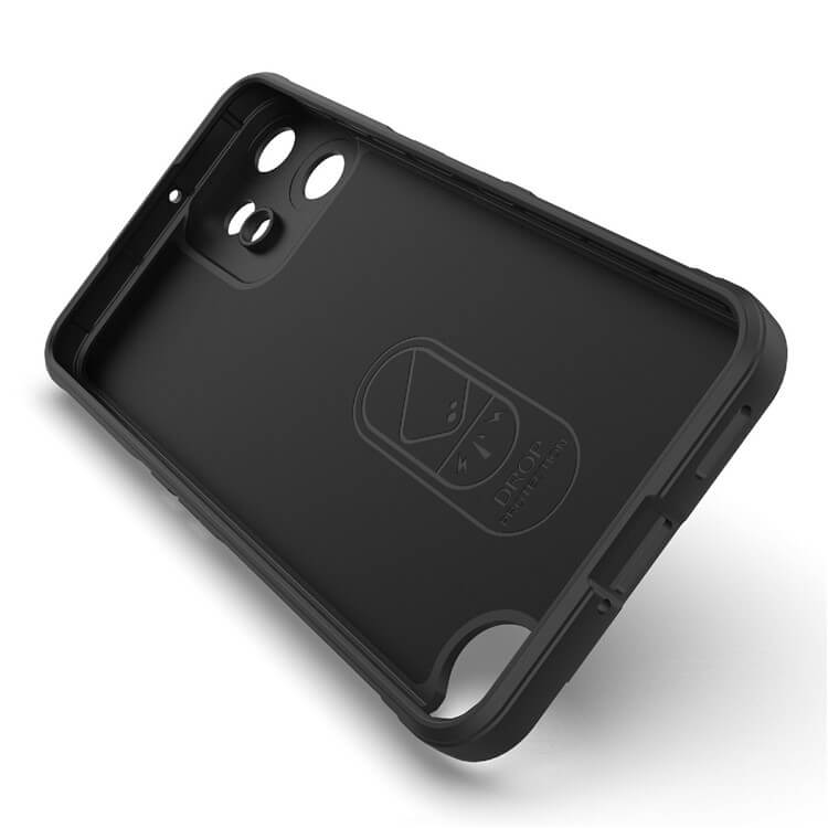 Die Cover-Discount CMF Phone 2 Pro - Rugged Protective Hülle in Schwarz verfügt über präzise Kamera- und Sensorausschnitte. Abgewinkelt auf weißem Hintergrund bietet das robuste Design optimalen Schutz für Ihr Gerät.