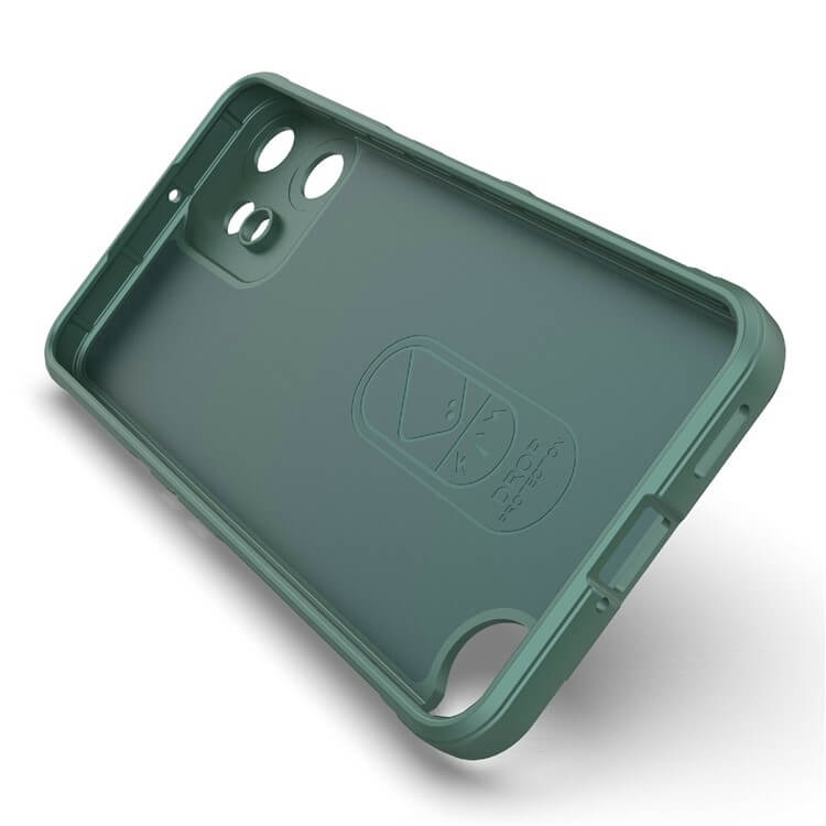 Die Cover-Discount CMF Phone 2 Pro - Rugged Protective Hülle in Grün verfügt über präzise Aussparungen für Kamera, Blitz und Tasten. Aus einer angewinkelten Ansicht dargestellt, bietet sie maximalen Schutz für Ihr Gerät.