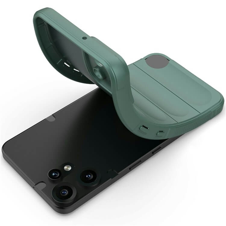 Die Cover-Discount CMF Phone 2 Pro - Rugged Protective Hülle in grün deckt ein schwarzes, faltbares Smartphone mit dreifacher Rückkamera teilweise ab und bietet so maximalen Schutz.