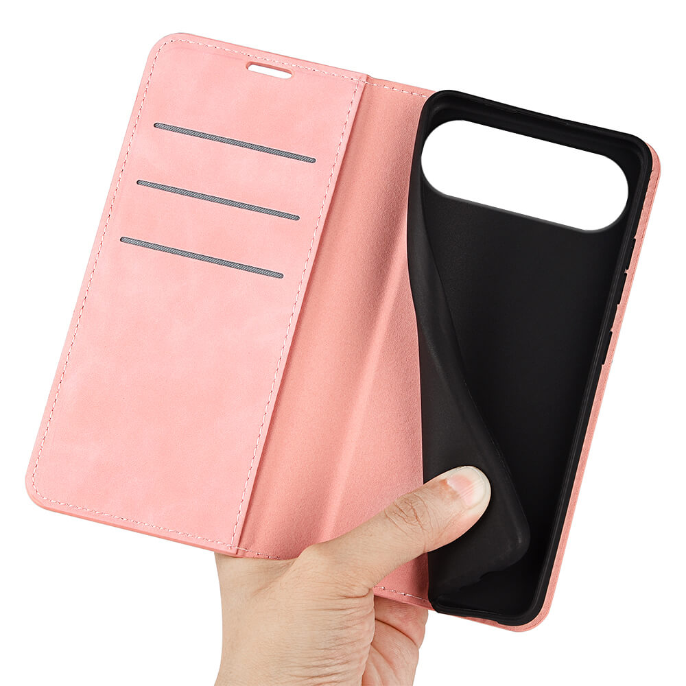 Eine Hand hält ein offenes rosa Cover-Discount iPhone 17 Air Stand Flip Case Hülle mit Kartenfächern und einem flexiblen schwarzen Handyhalter im Inneren.