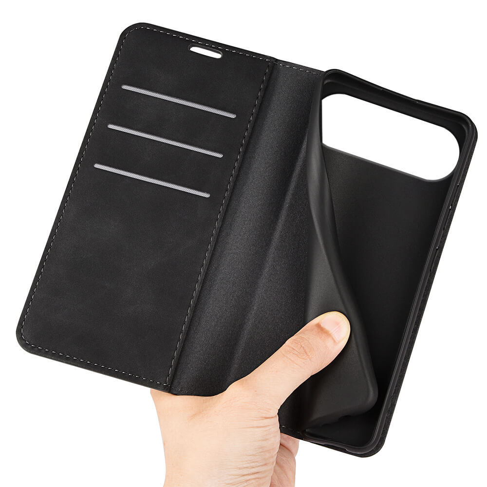 Eine Hand hält das Cover-Discount iPhone 17 Air - Stand Flip Case Hülle in Schwarz, mit Kartenfächern und einem Telefonfach. Ideal als Schutzhülle und praktische Geldbörse für Ihr iPhone 17 Air.