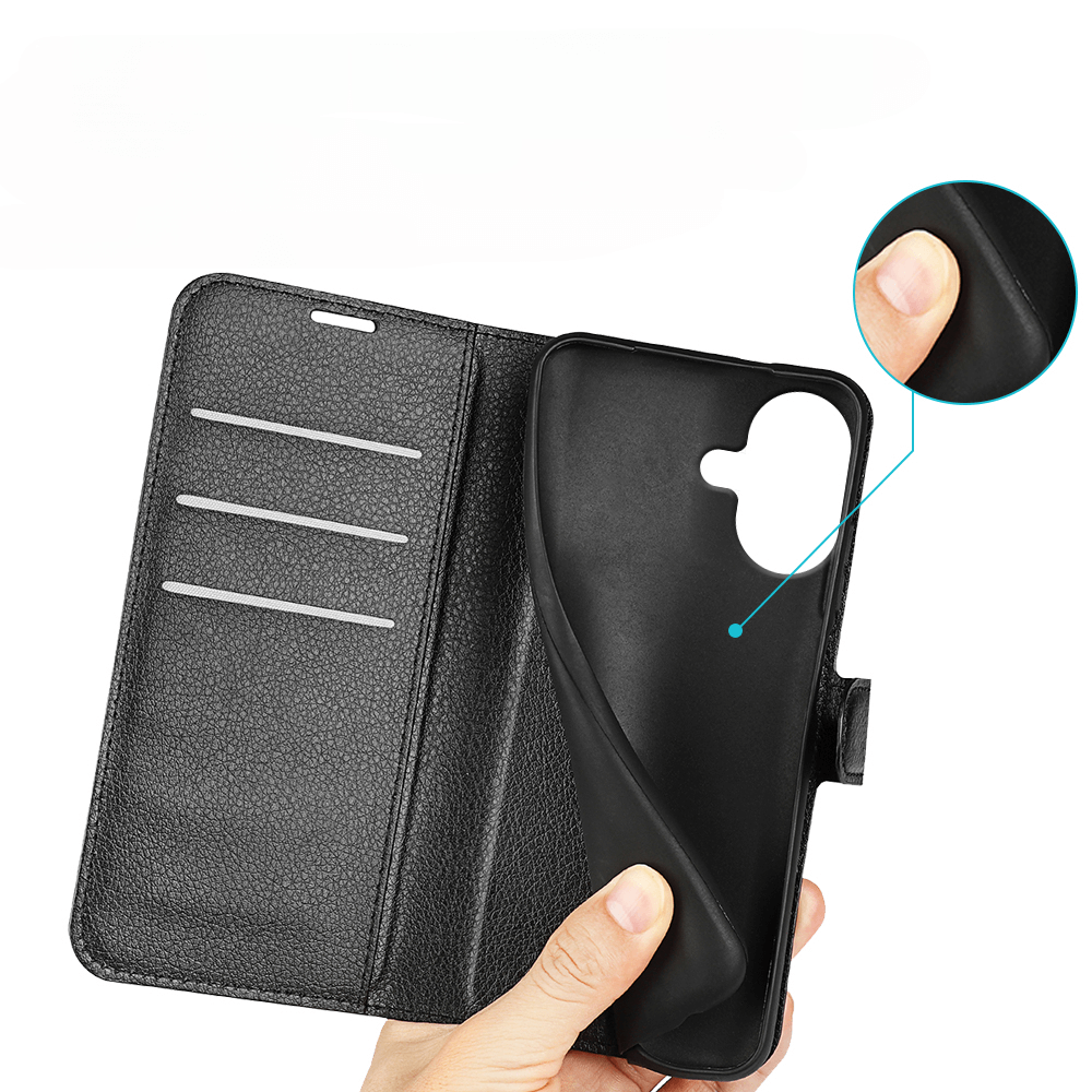 #farbe_schwarz|Eine Hand hält eine geöffnete schwarze Cover-Discount iPhone 17 - Leder Etui Hülle mit Kartenfächern, einer flexiblen Innenhülle und einem praktischen Magnetverschluss.