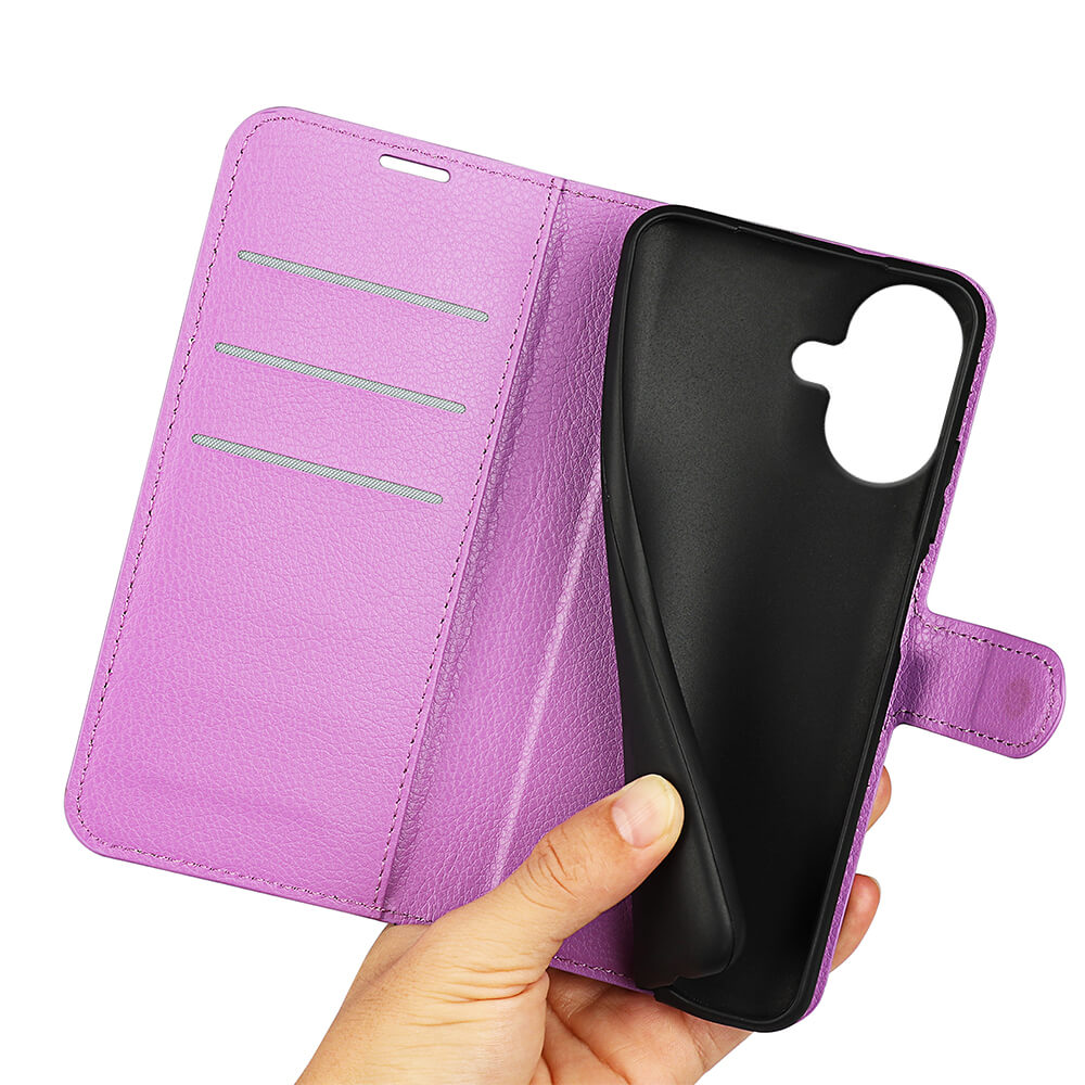 Eine Hand hält eine geöffnete lilafarbene Cover-Discount iPhone 17 - Leder Etui Hülle mit Kartenfächern, Magnetverschluss und einem flexiblen schwarzen Handyhalter.