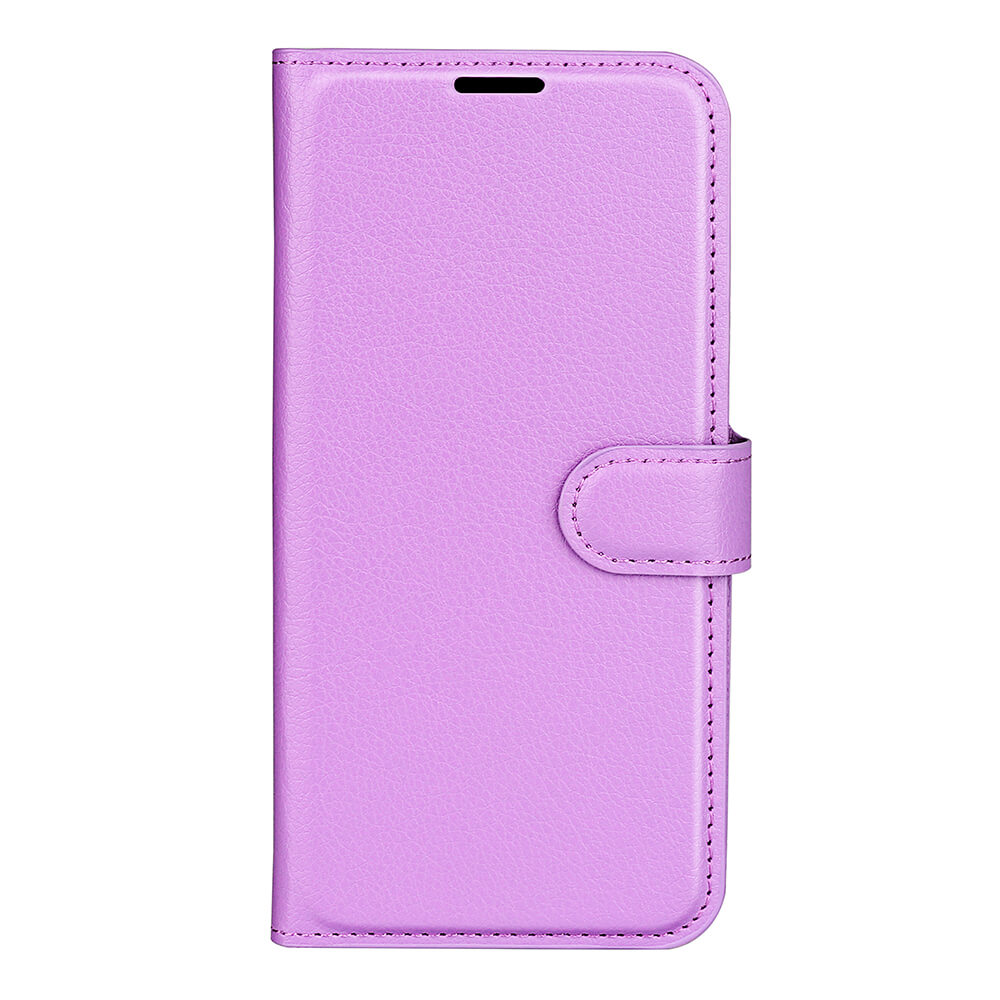 Die Cover-Discount iPhone 17 - Leder Etui Hülle in hellviolettem Kunstleder verfügt über eine Frontabdeckung und einen sicheren Magnetverschluss, der geschlossen vor einem weißen Hintergrund dargestellt wird.