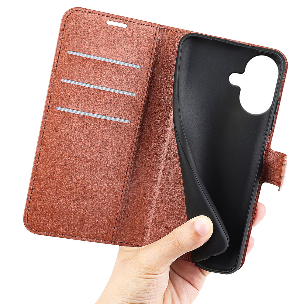 Eine Hand hält eine geöffnete braune Cover-Discount iPhone 17 - Leder Etui Hülle mit drei Kartenfächern, einem flexiblen schwarzen Handyhalter und einem praktischen Magnetverschluss.