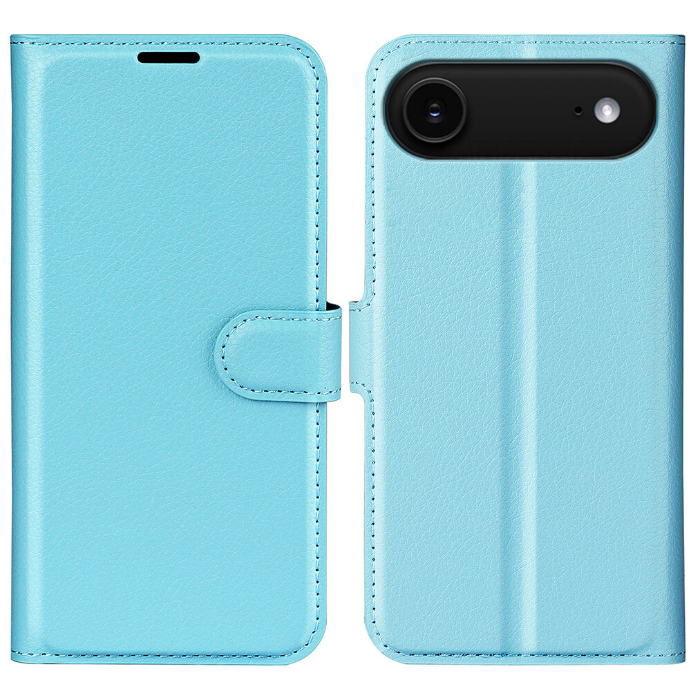 Das Cover-Discount iPhone 17 Air - Leder Etui Hülle in hellblau wird offen und geschlossen gezeigt, wobei der Kameraausschnitt und der Magnetverschluss hervorgehoben werden.