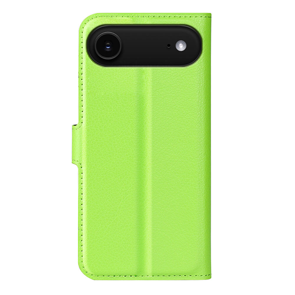 Die Cover-Discount iPhone 17 Air - Leder Etui Hülle in leuchtend grünem Kunstleder, mit Kameraausschnitt und Magnetverschluss, steht aufrecht und geschlossen für einen stilvollen, praktischen Look.