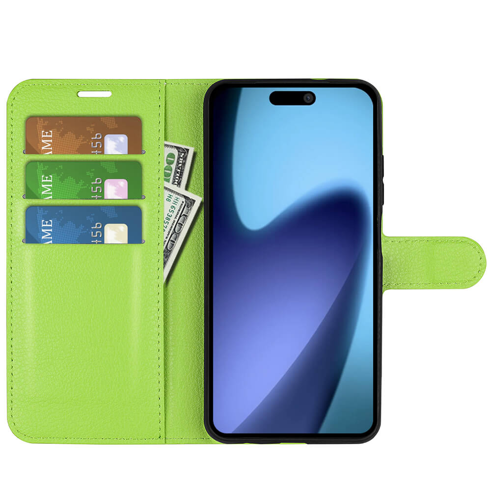Die Cover-Discount iPhone 17 Air - Leder Etui Hülle lässt sich öffnen und gibt den Blick auf ein Smartphone, drei Karten und Bargeld frei, alles gesichert durch einen Magnetverschluss. Passt perfekt auf Ihr iPhone 17 Air.
