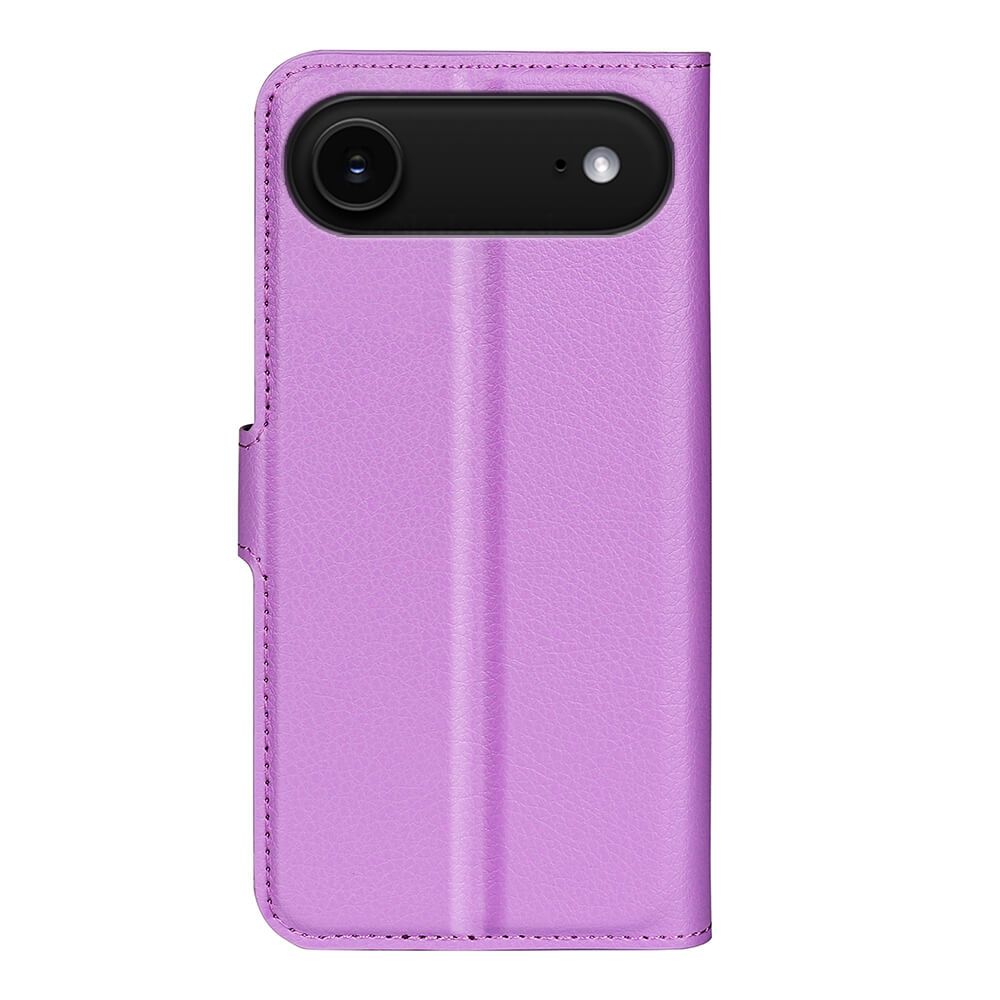 Die Cover-Discount iPhone 17 Air - Leder Etui Hülle in lila Kunstleder verfügt über einen Magnetverschluss und präzise Öffnungen oben links für die Rückkamera und den Blitz.