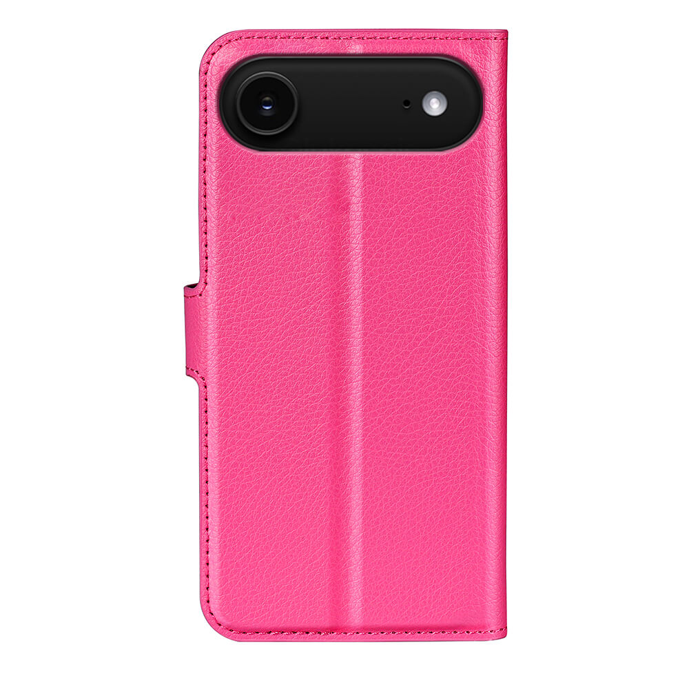 Die Cover-Discount iPhone 17 Air - Leder Etui Hülle aus pinkfarbenem Kunstleder verfügt über einen Kameraausschnitt und einen Magnetverschluss, der geschlossen und aufrecht auf einem weißen Hintergrund dargestellt wird.
