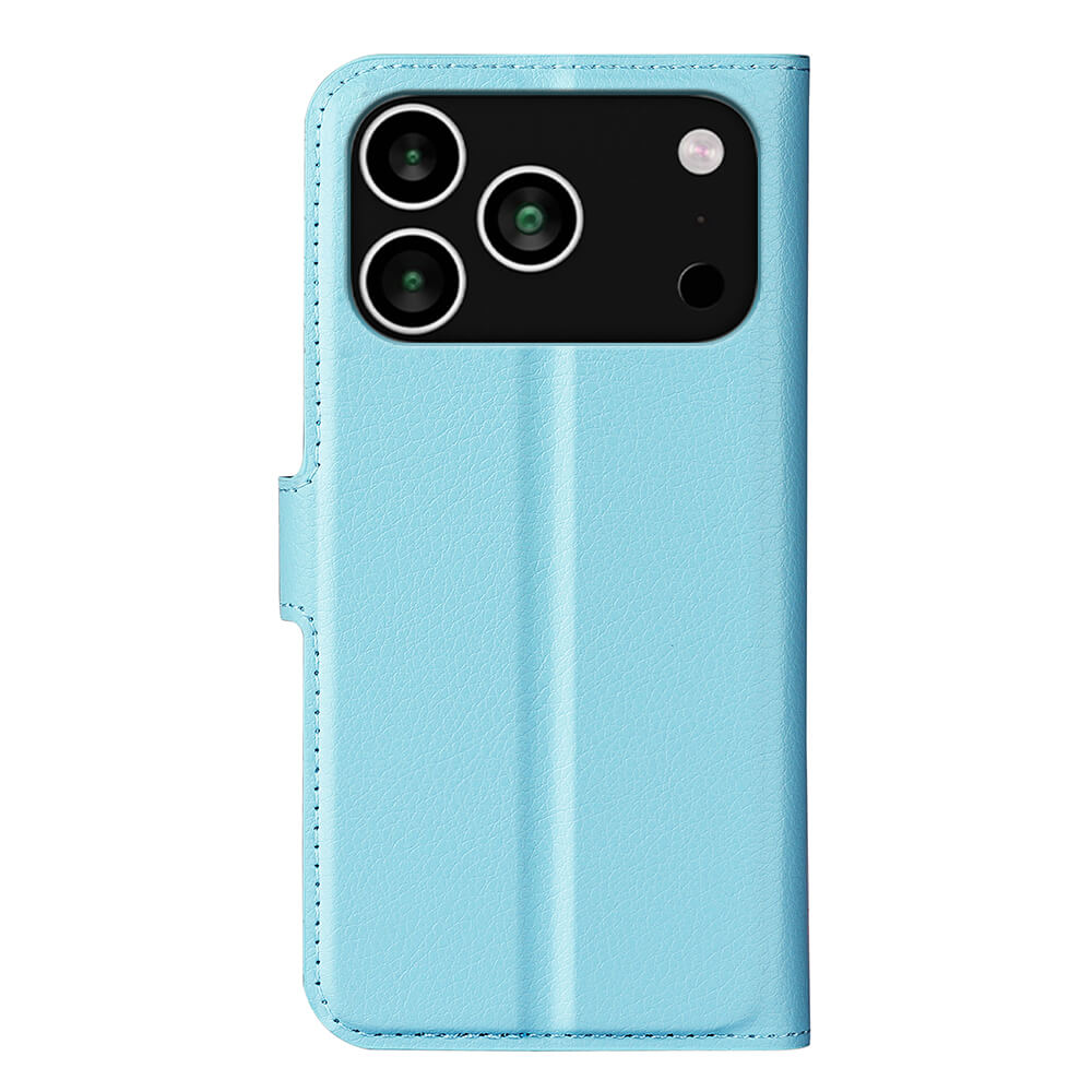 Eine hellblaue Cover-Discount iPhone 17 Pro Max - Leder Etui Hülle mit drei Kameraausschnitten und einem Magnetverschluss auf der linken Seite des Kunstleder Etuis.