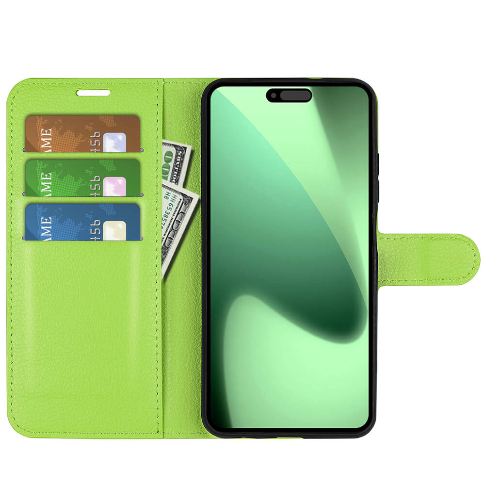 Cover-Discount iPhone 17 Pro Max - Leder Etui Hülle in Grün mit drei Kartenfächern, Platz für Bargeld und Smartphone, präsentiert auf weißem Hintergrund. Ideal als stilvolle Schutzhülle geeignet.