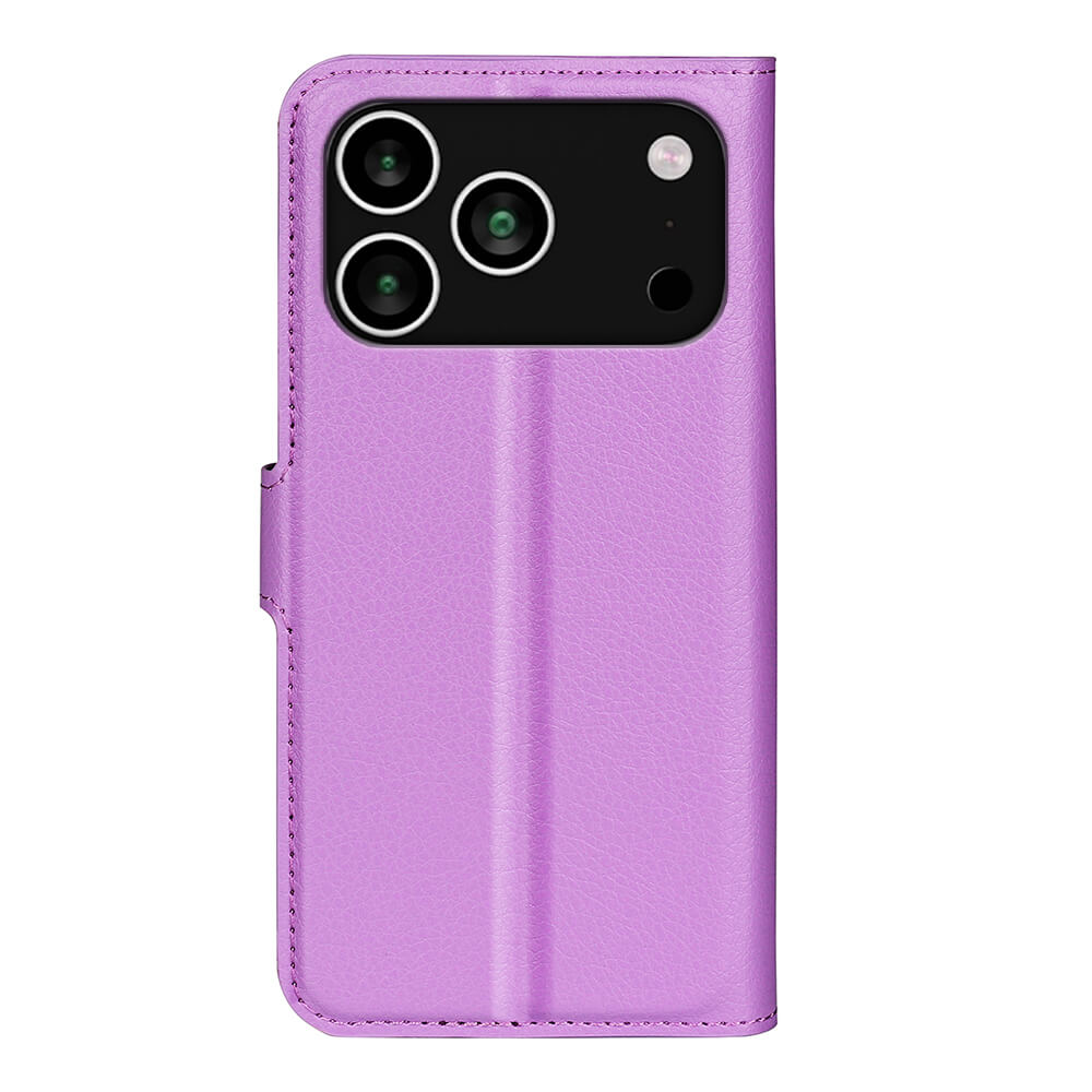 Die Cover-Discount iPhone 17 Pro Max - Leder Etui Hülle ist eine lilafarbene Kunstlederhülle mit Magnetverschluss und einem dreilinsigen Kameraausschnitt.