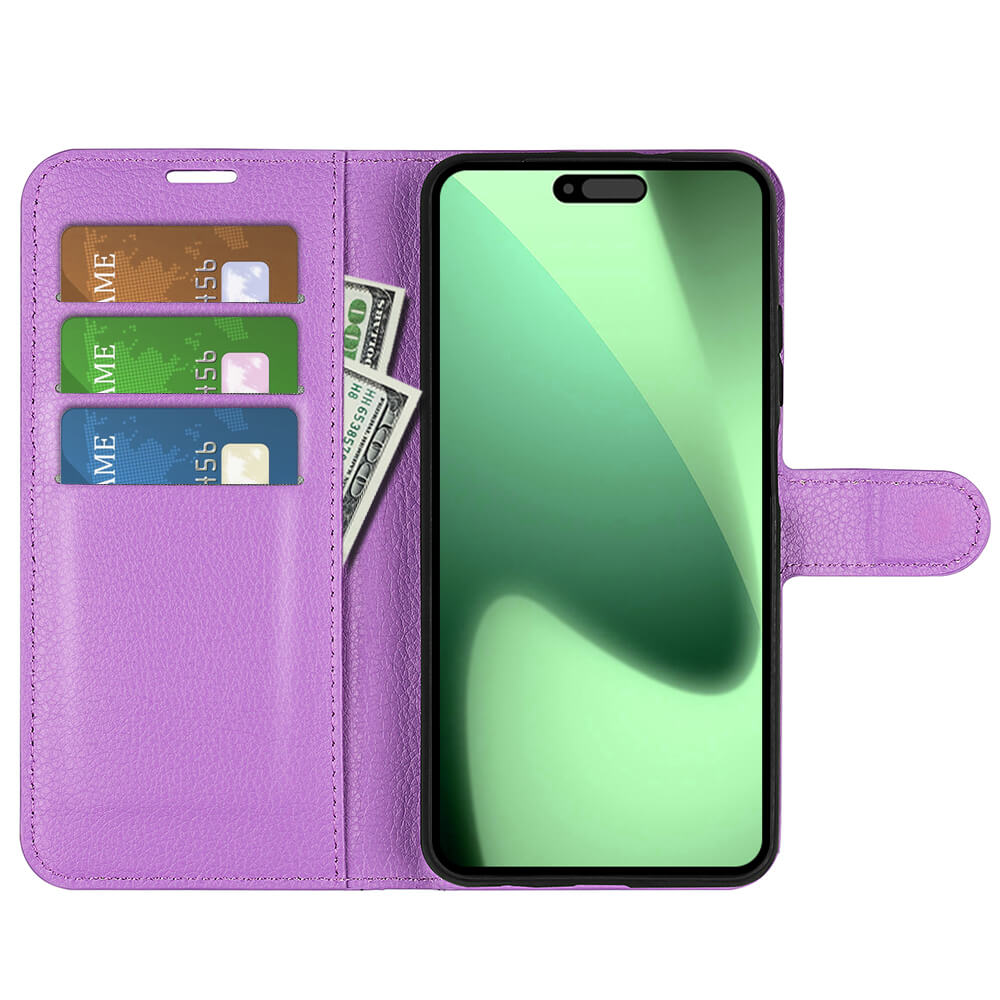 Die Cover-Discount iPhone 17 Pro Max - Leder Etui Hülle in Lila verfügt über einen sicheren Magnetverschluss, praktische Fächer für Bargeld und drei Karten und bietet Rundumschutz für Ihr Smartphone.