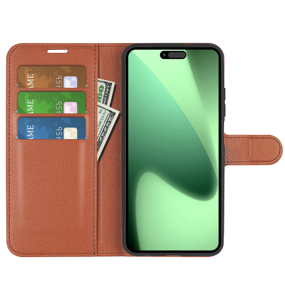 Eine braune Cover-Discount iPhone 17 Pro Max - Leder Etui Hülle mit Magnetverschluss fasst Karten, Bargeld und verfügt über einen Green Screen.
