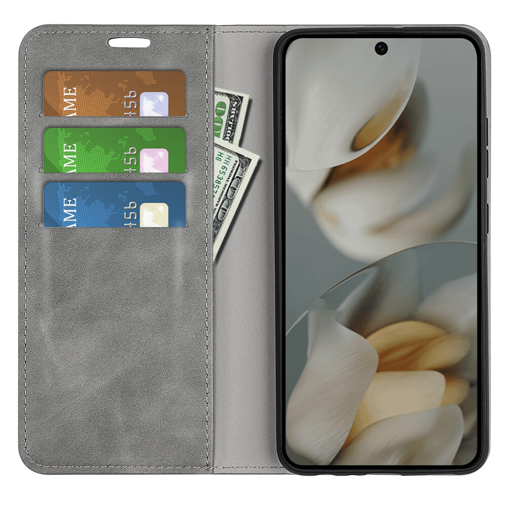 Ein graues Cover-Discount Stand Flip Case Hülle für Google Pixel 10 Pro XL, das drei Karten und Bargeld in seinen Fächern hält, während der Bildschirm des Telefons abstrakte Kunst zeigt - kombiniert Stil und Funktion perfekt.