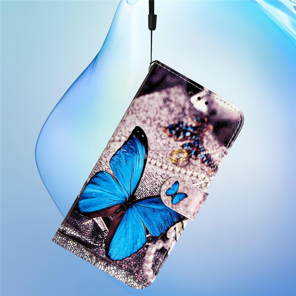 Die Cover-Discount iPhone 17 Air - Tasche Hülle mit Motiv zeigt ein blaues Schmetterlingsdesign und hängt vor einem sanften blauen Farbverlauf - stilvoller Schutz für dein Gerät.