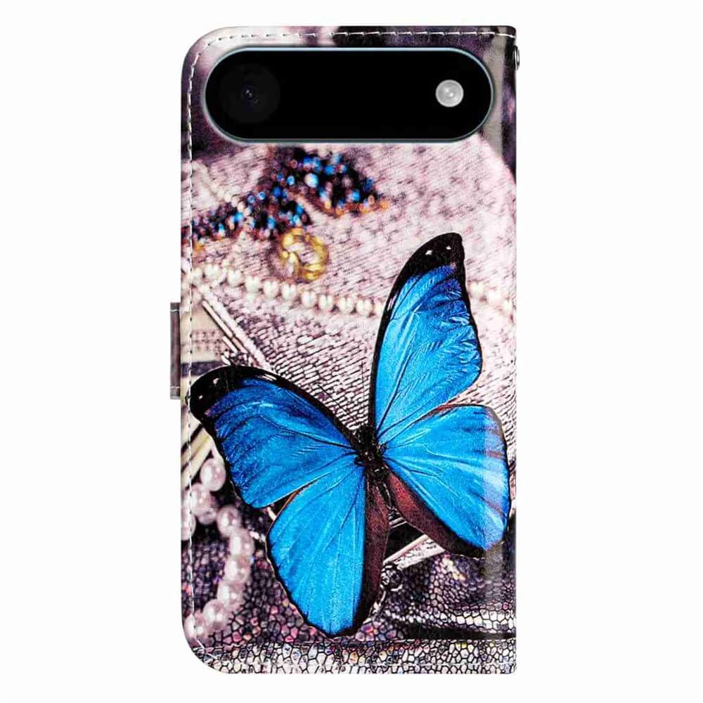 Die iPhone 17 Air - Tasche Hülle mit Motiv von Cover-Discount zeigt ein großes blaues Schmetterlingsdesign vor einem Hintergrund aus Perlen und Schmuck.