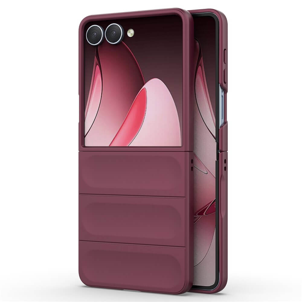 Ein teilweise geöffnetes Klapp-Smartphone in einer kastanienbraunen Cover-Discount Galaxy Z Fold7 - Rugged Protective Hülle zeigt ein abstraktes rosa Wallpaper für maximaler Schutz.