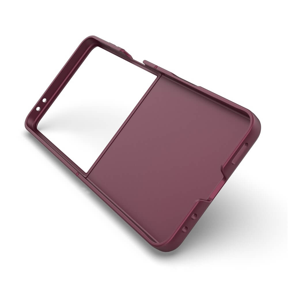 Eine kastanienbraune Cover-Discount Galaxy Z Fold7 - Rugged Protective Hülle mit einer verschiebbaren Kameraabdeckung wird auf einem weißen Hintergrund dargestellt und bietet maximalen Schutz für Ihr Gerät.