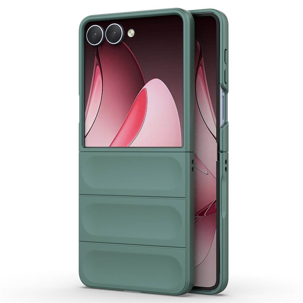 Die Cover-Discount Galaxy Z Fold7 - Rugged Protective Hülle in grün, abgebildet auf einem Flip-Smartphone mit rosa abstraktem Hintergrundbild, bietet mit ihrem robusten Design maximalen Schutz.