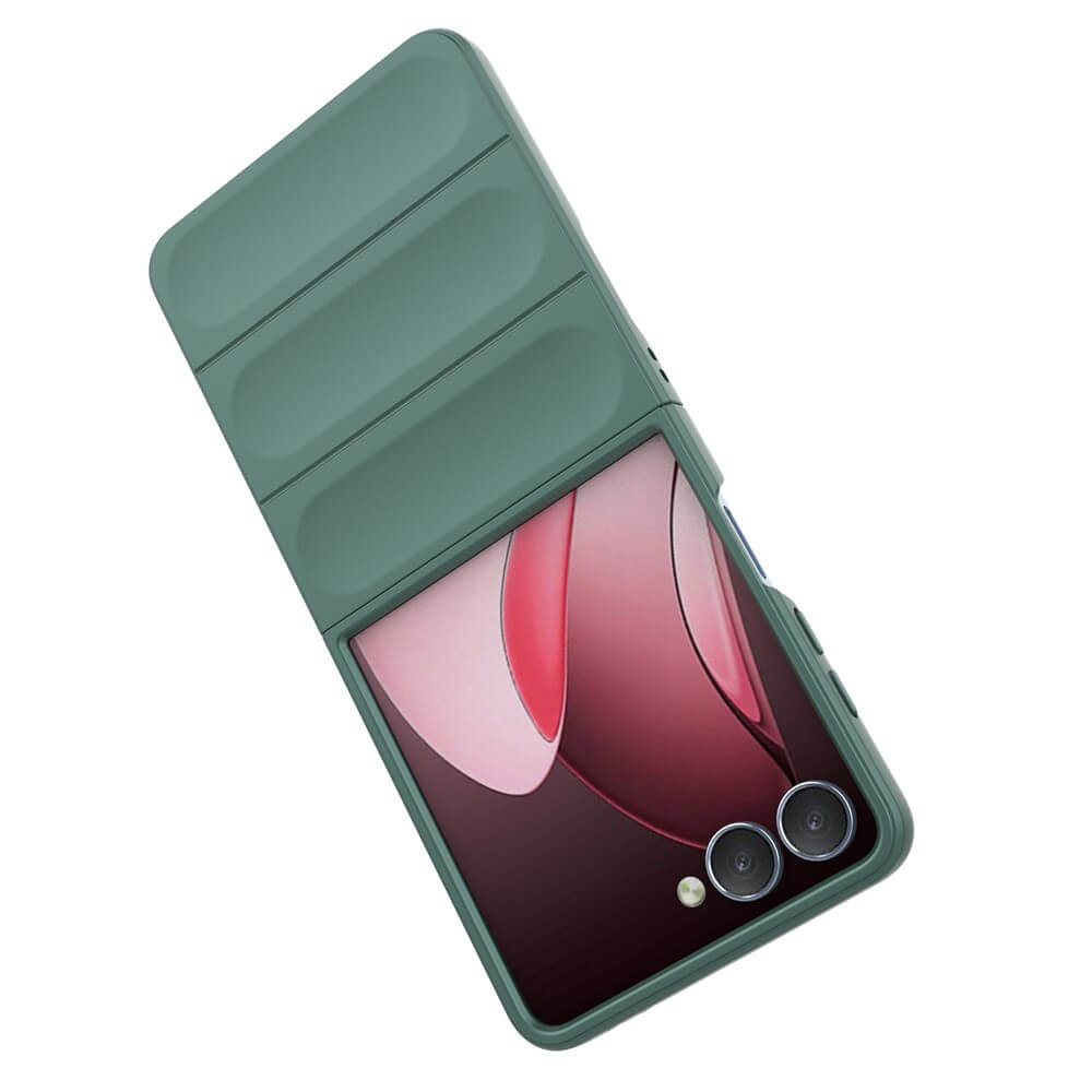 Die Cover-Discount Galaxy Z Fold7 - Rugged Protective Hülle ist eine grüne Klapphülle mit Dual-Kamera-Ausschnitt, entworfen für maximalen Schutz und teilweise geöffnet dargestellt, um den Bildschirm und die Kamera zu enthüllen.