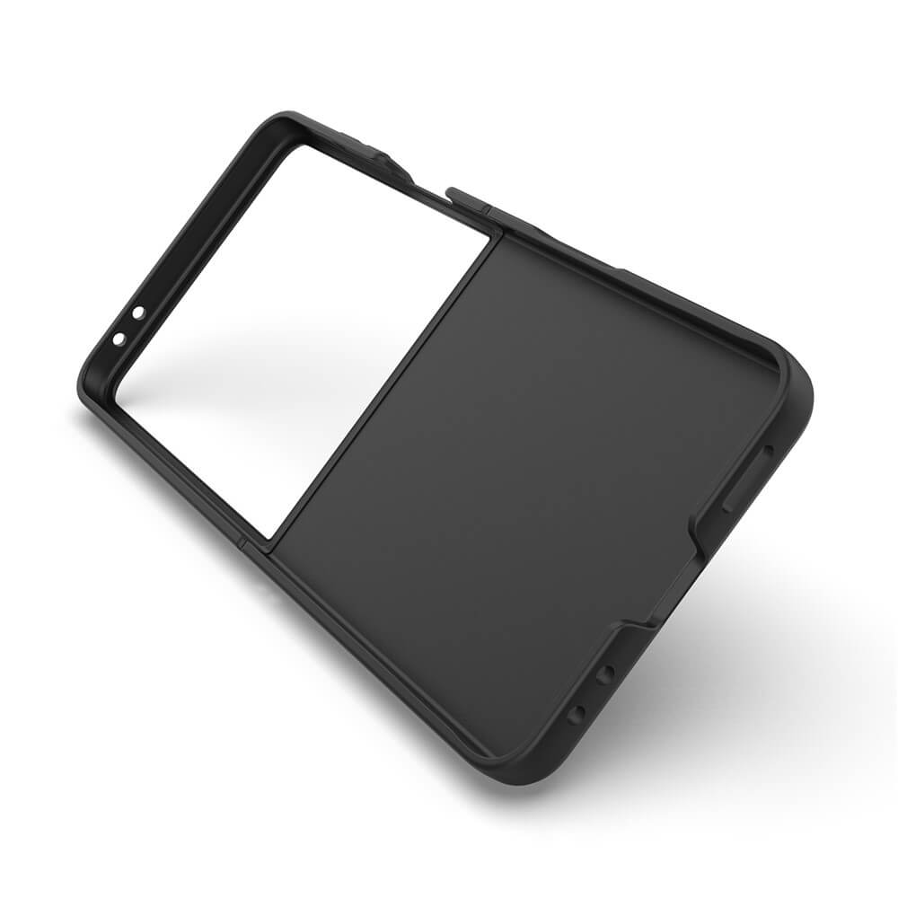 Die Cover-Discount Galaxy Z Fold7 - Rugged Protective Hülle in schwarz, abgebildet auf weißem Hintergrund mit verschiebbarer Kameraabdeckung, bietet maximalen Schutz für Ihr Gerät.