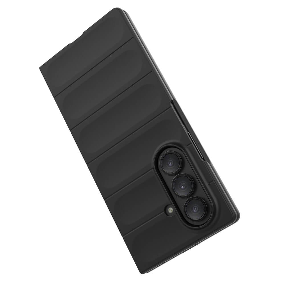 Die Galaxy Z Fold7 - Rugged Protective Hülle von Cover-Discount ist eine schwarze, faltbare Smartphone-Hülle mit dreifachem Kameraausschnitt auf der Rückseite, die maximalen Schutz und ein strukturiertes, faltbares Design bietet.