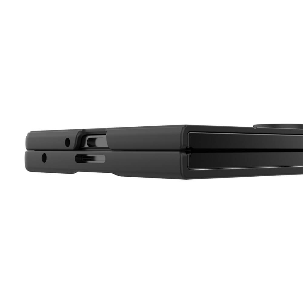 Nahaufnahme eines schwarzen Galaxy Z Fold7 in teilweise geöffneter Position, die das Scharnier, das schlanke Design und die robuste Cover-Discount-Schutzhülle für maximalen Schutz hervorhebt.