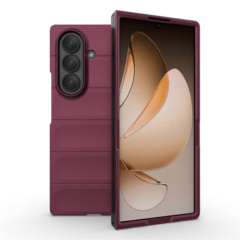 Die Cover-Discount Galaxy Z Fold7 - Rugged Protective Hülle in kastanienbraun bietet maximalen Schutz mit einem stilvollen, faltbaren Design, das auf einem Smartphone mit einem abstrakten Hintergrundbild in Beige und Gold gezeigt wird.