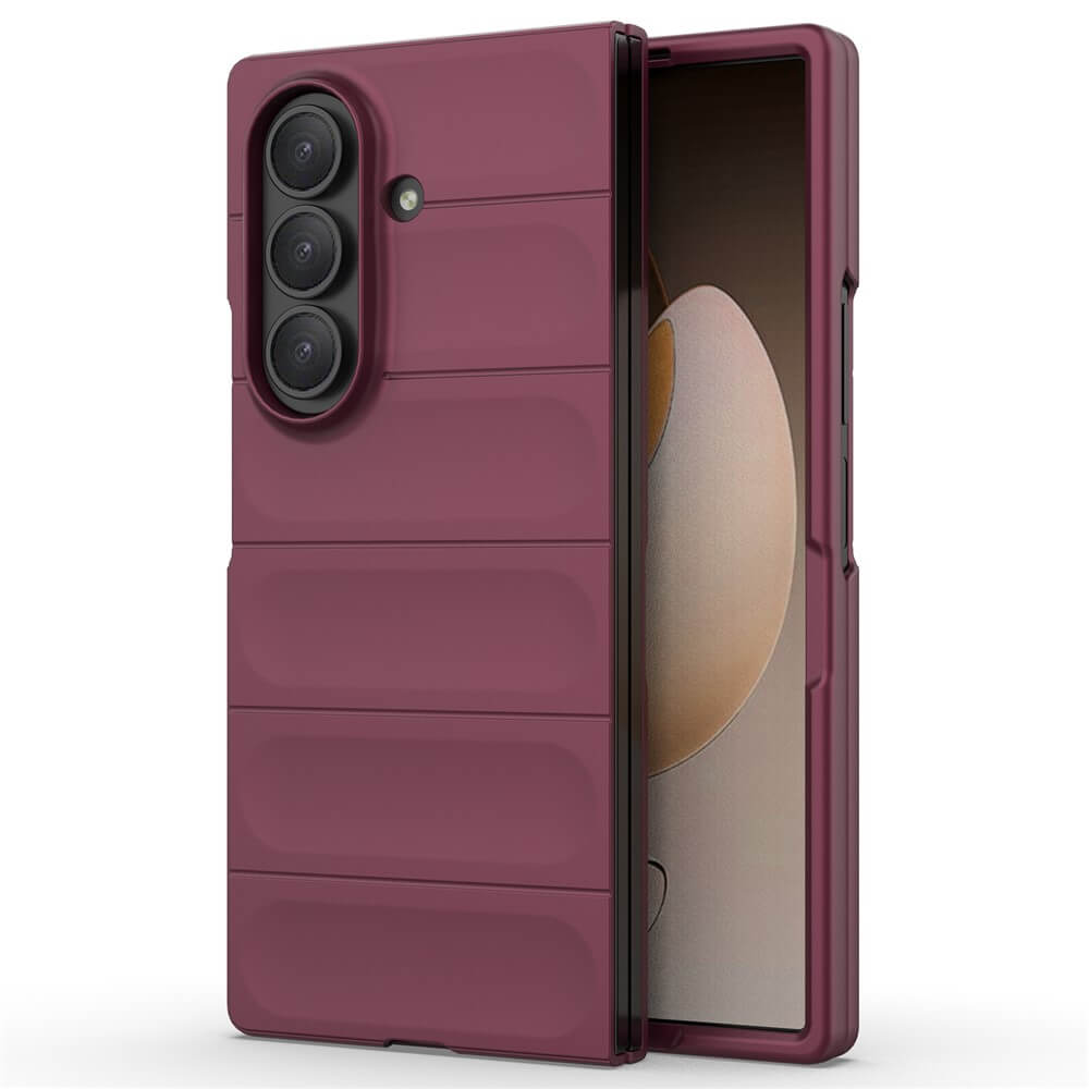 Die Galaxy Z Fold7 - Rugged Protective Hülle von Cover-Discount ist teilweise geöffnet in kastanienbraun abgebildet und zeigt die Kameralinsen für maximalen Schutz.