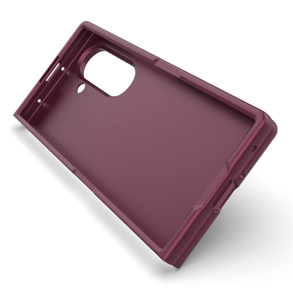 Die Cover-Discount Galaxy Z Fold7 - Rugged Protective Hülle in kastanienbraun, mit präzisen Aussparungen und maximalem Schutz, zeigt sich in einer schrägen Seitenansicht vor weißem Hintergrund.