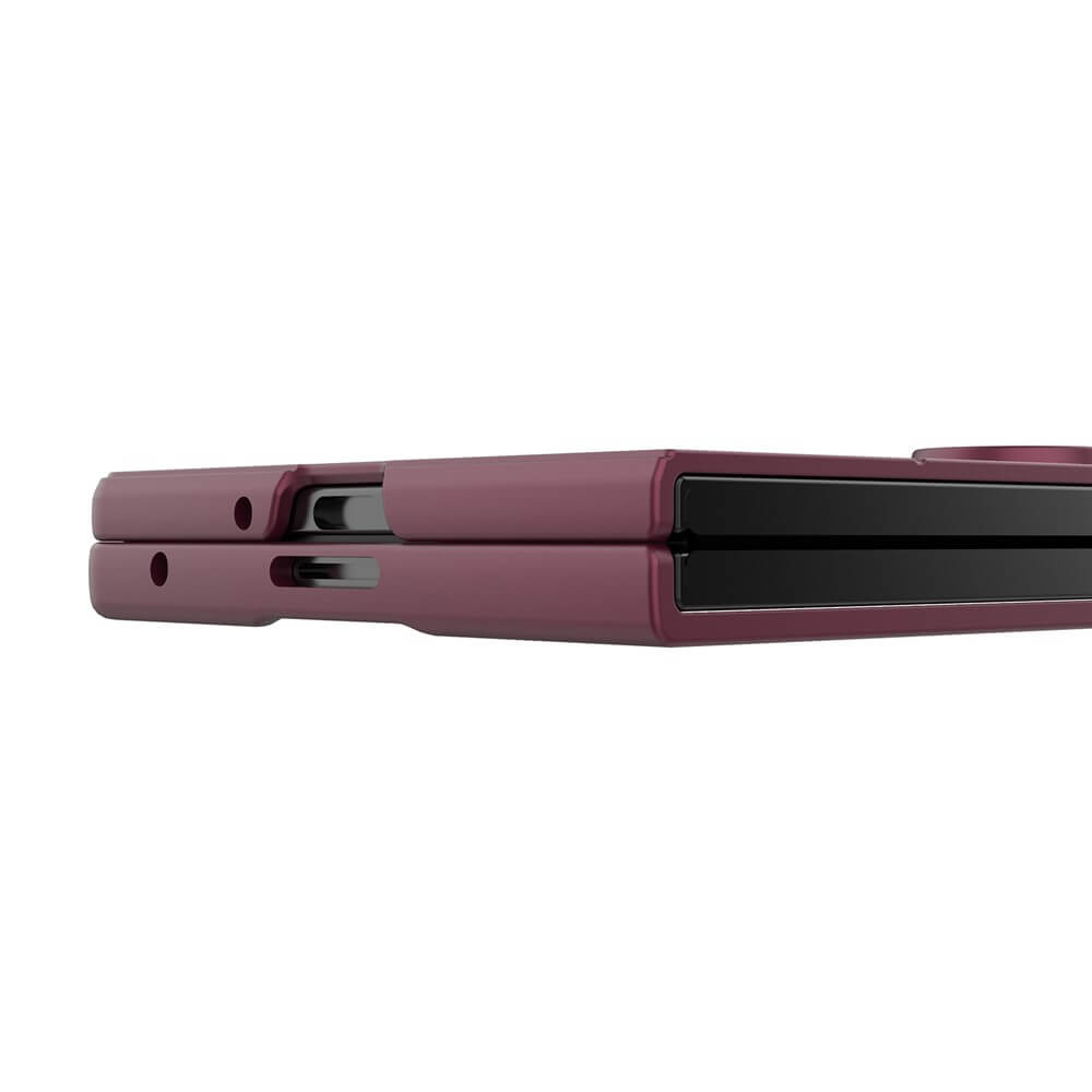 Nahaufnahme der kastanienbraunen Cover-Discount Galaxy Z Fold7 - Rugged Protective Hülle auf einem teilweise aufgeklappten, faltbaren Smartphone, das mit seinem robusten Design maximalen Schutz bietet.