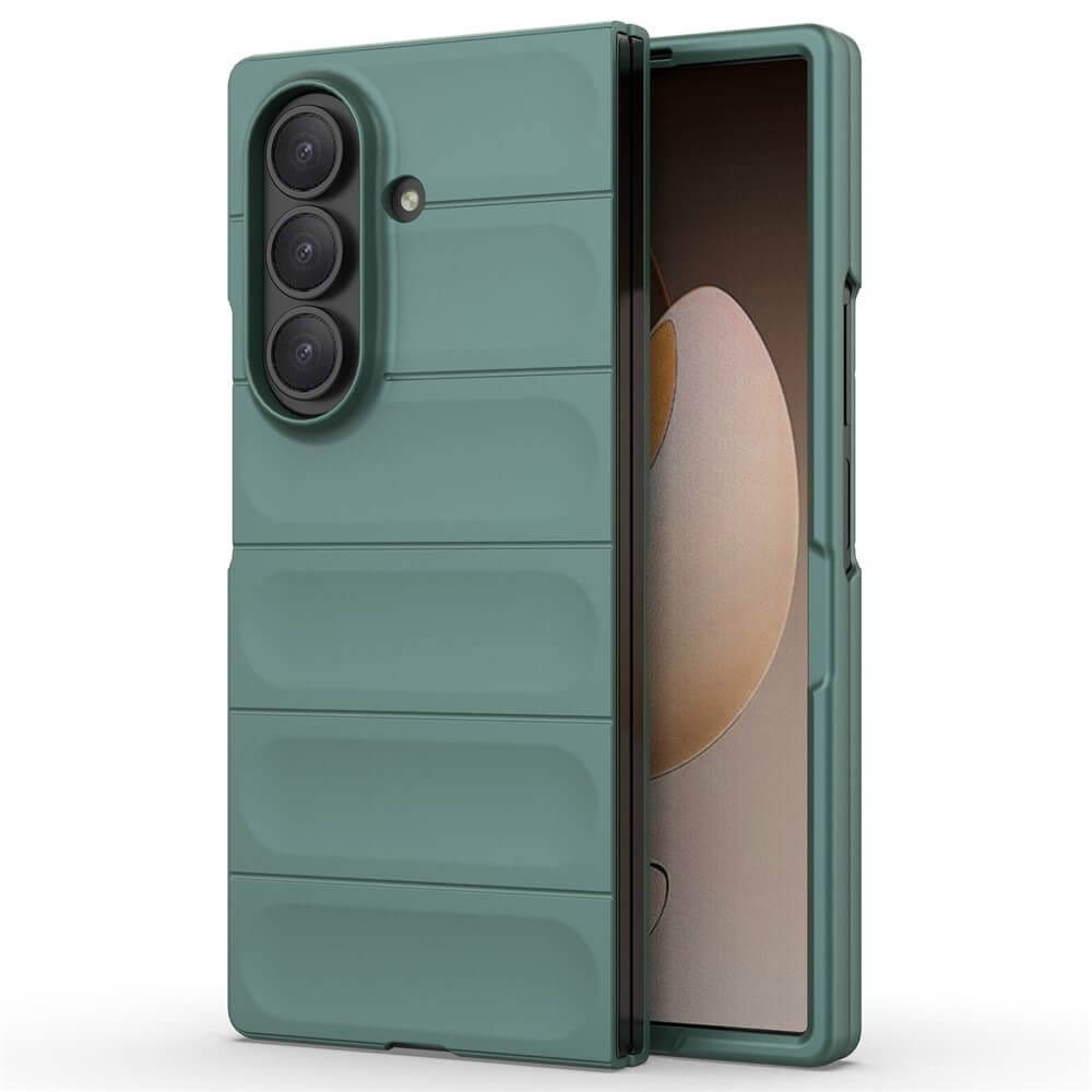 Eine grüne, geriffelte Cover-Discount Galaxy Z Fold7 - Rugged Protective Hülle auf einem teilweise geöffneten faltbaren Telefon - entwickelt für maximalen Schutz und perfekte Passform, so dass es die ideale Galaxy Z Fold7 Hülle.