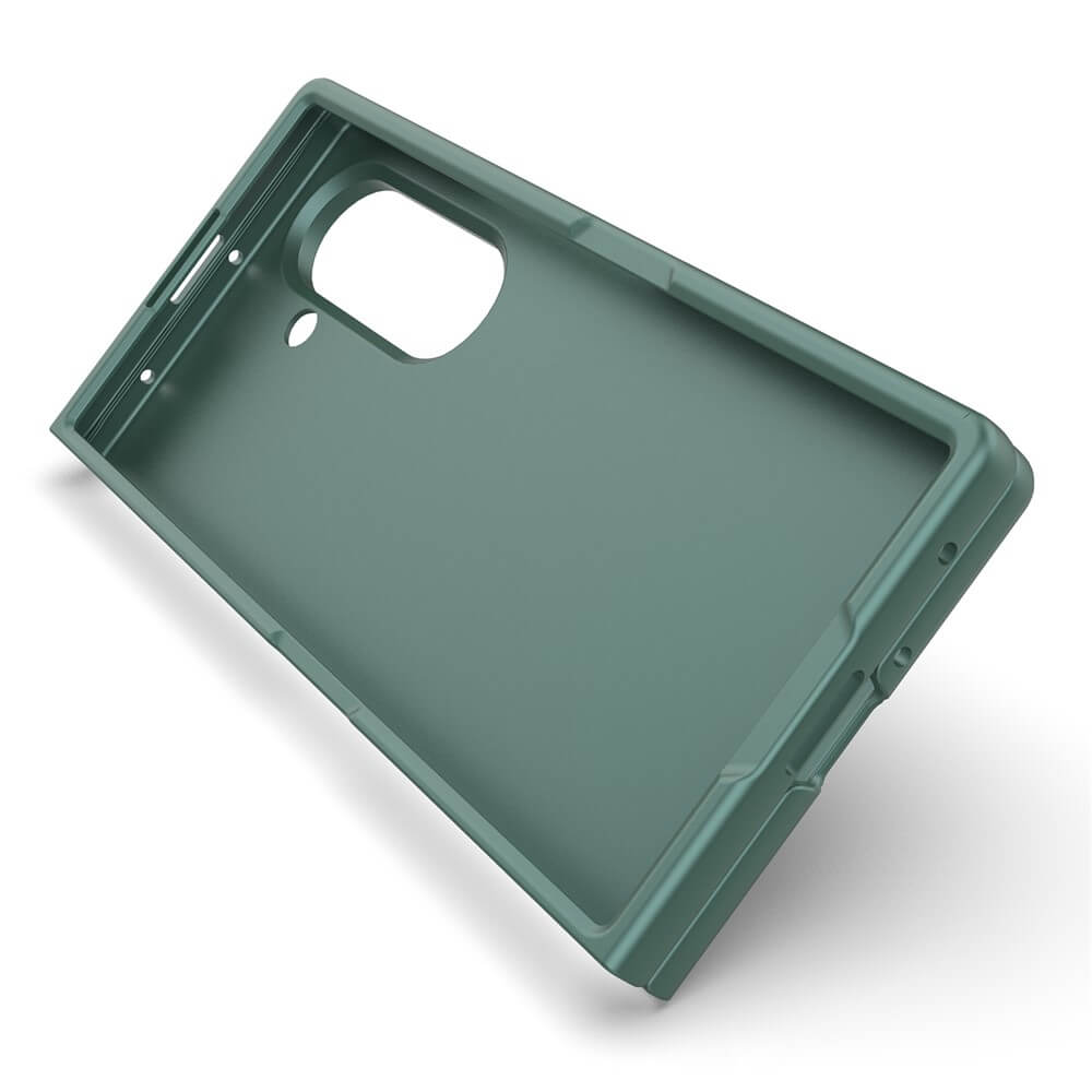 Die Cover-Discount Galaxy Z Fold7 - Rugged Protective Hülle in Grün verfügt über präzise Ausschnitte und bietet maximalen Schutz. Abgewinkelt auf weißem Hintergrund, bietet sie sowohl Haltbarkeit als auch Stil für Ihr Gerät.