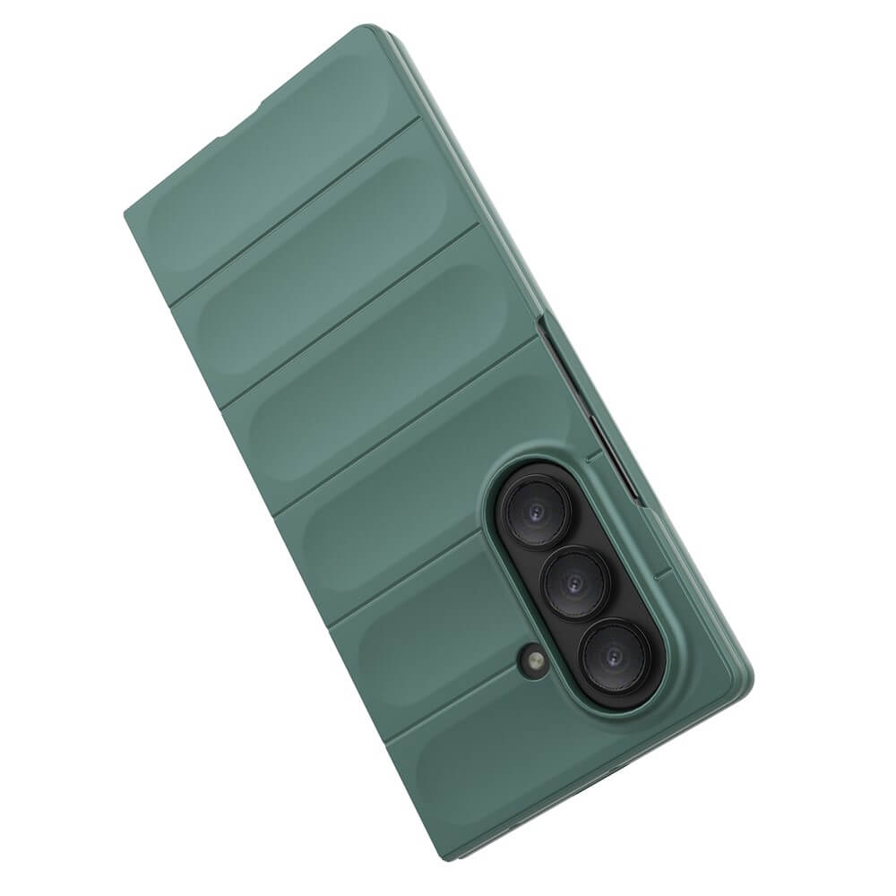 Die Cover-Discount Galaxy Z Fold7 - Rugged Protective Hülle ist eine grüne, faltbare Handyhülle mit strukturiertem, geriffeltem Design und sichtbarem dreifachem Kameraausschnitt, die stilvollen, maximalen Schutz für Ihr Gerät bietet.