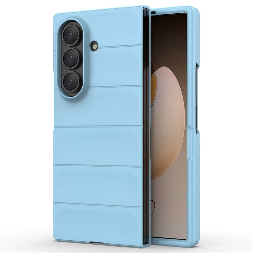 Die hellblaue Cover-Discount Galaxy Z Fold7 - Rugged Protective Hülle bietet maximalen Schutz für Ihr faltbares Smartphone mit einem robusten Design und drei rückseitigen Kameras, die sich teilweise öffnen lassen, um den Bildschirm freizulegen.