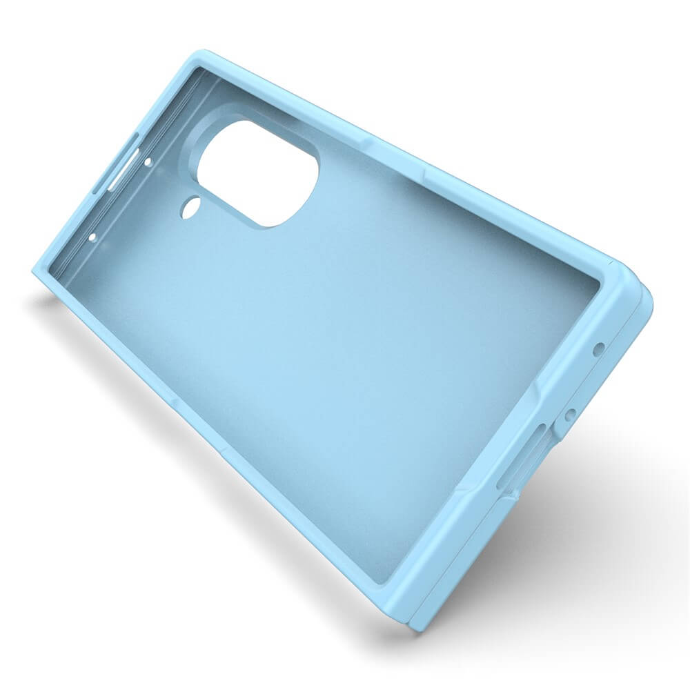 Die Cover-Discount Galaxy Z Fold7 - Rugged Protective Hülle ist in Hellblau mit Kamera- und Tastenaussparungen, schräg auf weißem Hintergrund abgebildet. Diese rechteckige Hülle bietet mit ihrem robusten Design maximalen Schutz.