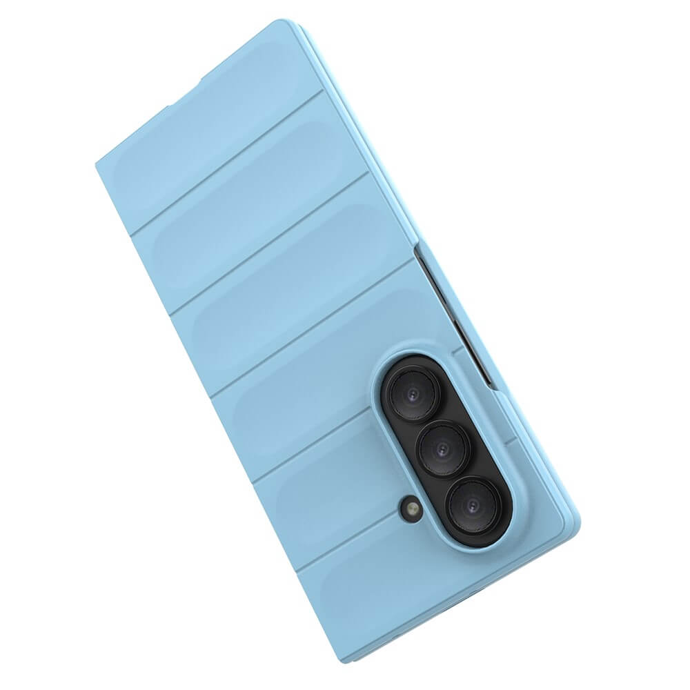 Eine hellblaue, geriffelte Cover-Discount Galaxy Z Fold7 - Rugged Protective Hülle auf einem Smartphone mit drei sichtbaren Rückkameras, die maximalen Schutz bietet.